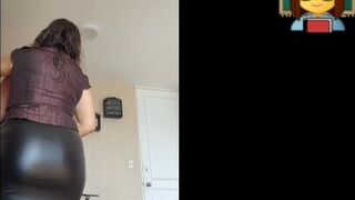 МОЯ МИЛФ-ТЕЩА ПРИХОДИТ С РАБОТЫ, А ЕЕ ДОЧЬ ЕЩЕ НЕ ПРИШЛА С УЧЕБЫ, И МЫ ТРАХАЕМСЯ порно